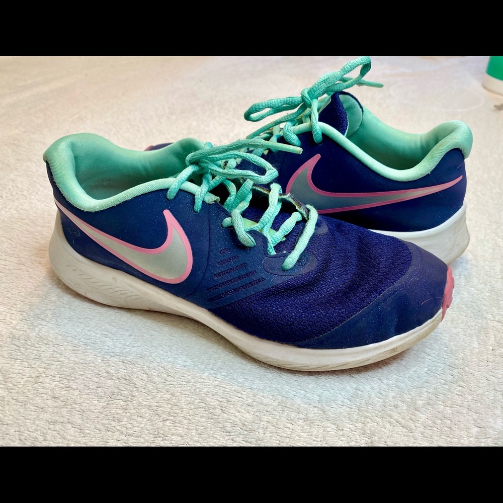 Nike Run Fast Sneakers- size 4 youth
